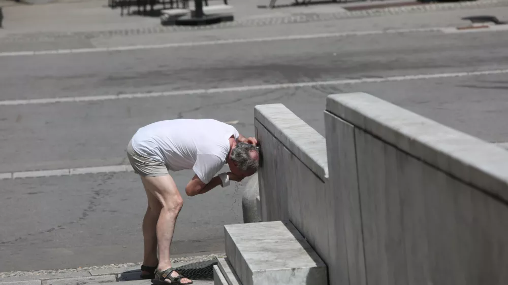 pitnik - fontana - vročina - žeja - voda - 27.06.2022 – Vremenska slika v Ljubljani - vročinski val - visoke dnevne temperature - //FOTO: Nik Erik Neubauer