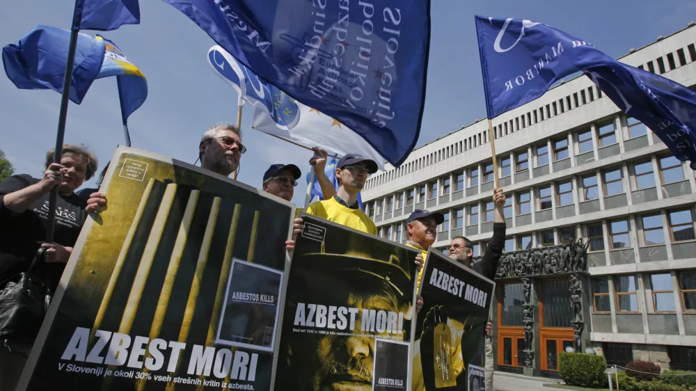 - Zveza sindikatov azbestnih bolnikov Slovenije (Zveza SABS)- Mednarodna organizacija Asbestos Risks Association (EARA)- Shod članov EARA in Zveze SABS, s katerim želijo odgovorne opozoriti na ustrezno reševanje azbestne problematike. //FOTO: Jaka AdamičOPOMBA: ZA OBJAVO V ČASOPISU DNEVNIK