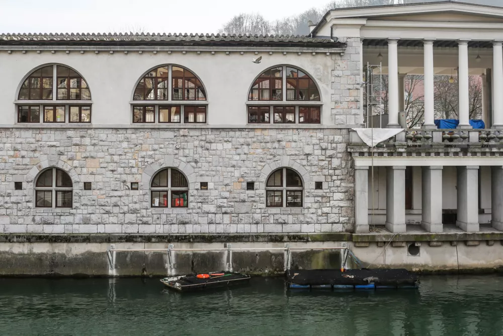 ﻿- 20.02.2019 - Plečnikova tržnica - prenova arkad - pripravljala dela za obnovo ostrešja in zamenjavo strešne kritine na območju arkade 4 in lože 2 //FOTO: Bojan Velikonja