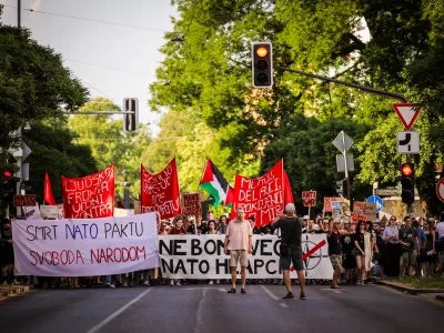 Ljubljana.Protestni shod proti oborozevanju, vojni in zvezi Nato pod geslom Ljudska fronta - vojni kontra!