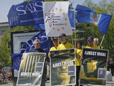 - Zveza sindikatov azbestnih bolnikov Slovenije (Zveza SABS)- Mednarodna organizacija Asbestos Risks Association (EARA)- Shod članov EARA in Zveze SABS, s katerim želijo odgovorne opozoriti na ustrezno reševanje azbestne problematike. //FOTO: Jaka AdamičOPOMBA: ZA OBJAVO V ČASOPISU DNEVNIK