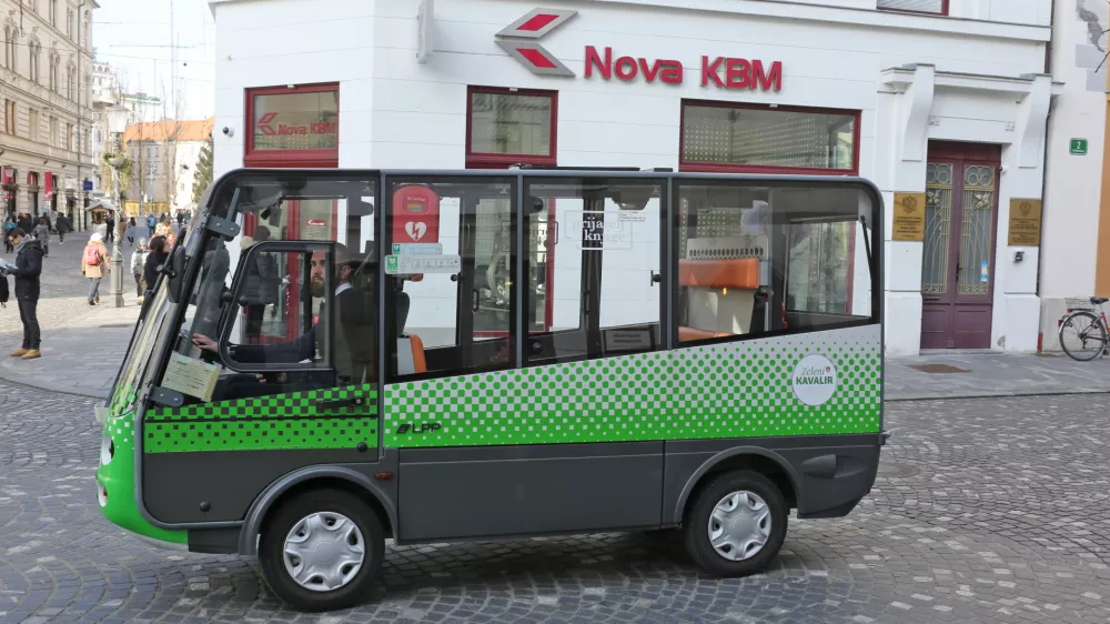 - 03.01.2018 - Ljubljansko mestno vozilo na električni pogon KAVALIR - brezplačni prevoz po mestnem sredi&scaron;ču zaprtem za motorni promet - Ljubljanski potni&scaron;ki promet (LPP). //FOTO: Bojan Velikonja