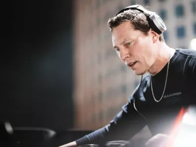 tiesto dughuaigia giuzaiug aizg iuaz giuaz iudz i