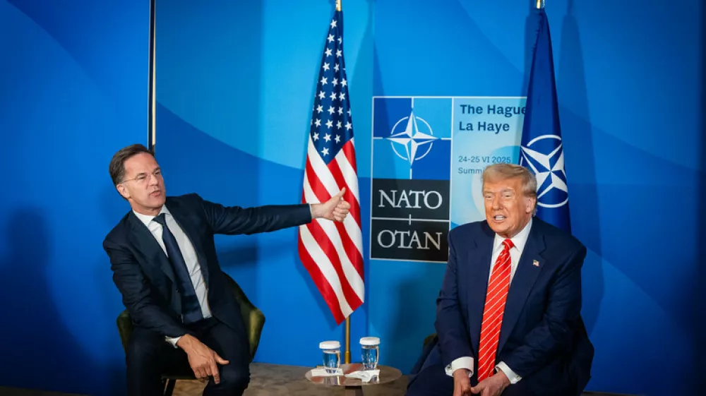 HANDOUT - 25 June 2025, Netherlands, The Hague: NATO Secretary General Mark Rutte and US President Donald Trump give remarks to the press on the sidelines of the 2025 NATO Summit. Photo: Martijn Beekman/NATO/dpa - ATTENTION: editorial use only and only if the credit mentioned above is referenced in full