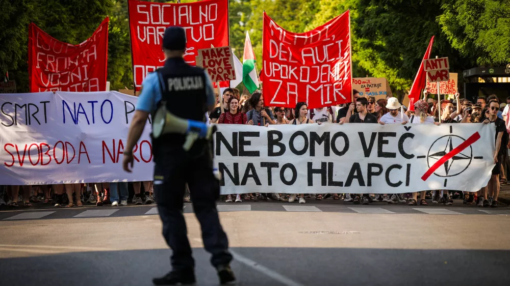 Ljubljana.Protestni shod proti oborozevanju, vojni in zvezi Nato pod geslom Ljudska fronta - vojni kontra!