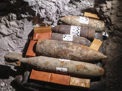 ﻿- mine - topovska granata - razstrelivo - neeksplodirana ubojna sredstva - - 12.12.2015 - iskalna akcija in uničenje neeksplodiranih ubojnih sredstev, Renški vrh nad Novo Gorico  ///FOTO: Luka Cjuha. / Foto: Luka Cjuha