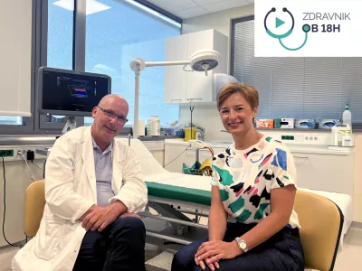 Specialist splošne in žilne kirurgije doc. dr. Mladen Gasparini je v pogovoru z moderatorko Vanjo Badovinac poudaril, da imajo pacienti z napredovalo obliko kronične venske bolezni povečano tveganje za nekatera druga obolenja arterijskega sistema, infarkte in celo skrajšano življenjsko dobo. (Foto: Aetas)