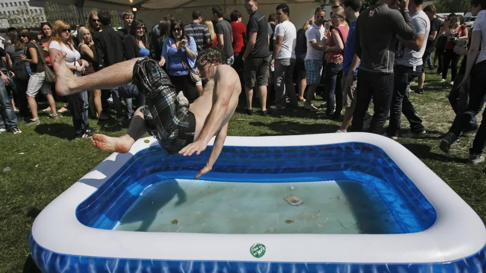 Polnjenje bazena lahko zelo poviša račun za vodo