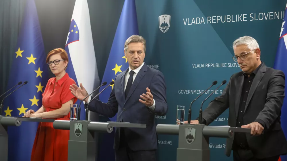 ministrica za kulturo dr. Asta Vrečko, predsednik vlade dr. Robert Golob, minister za gospodarstvo, turizem in šport Matjaž Han.28.05.2025 - Novinarska konferenca ob tretji obletnici dela aktualne vlade Foto: Luka Cjuha 