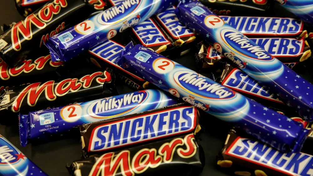 FILE PHOTO: Mars and Snickers bars are seen in this picture illustration taken in Berlin, Germany on February 23, 2016.  REUTERS/Fabrizio Bensch/Illustration/File Photo