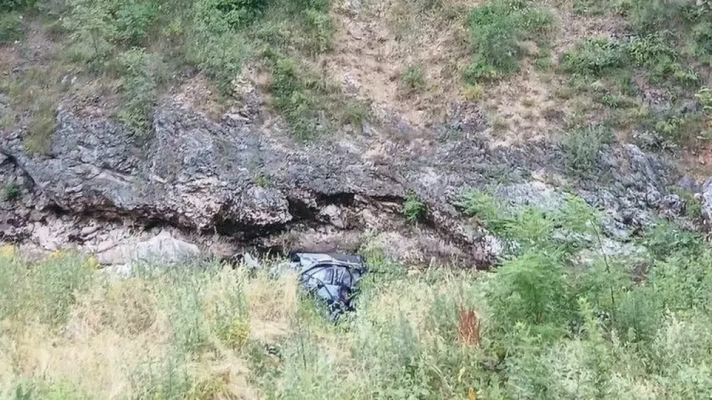 Padec z avtomobilom v kanjon pri Sarajevu.