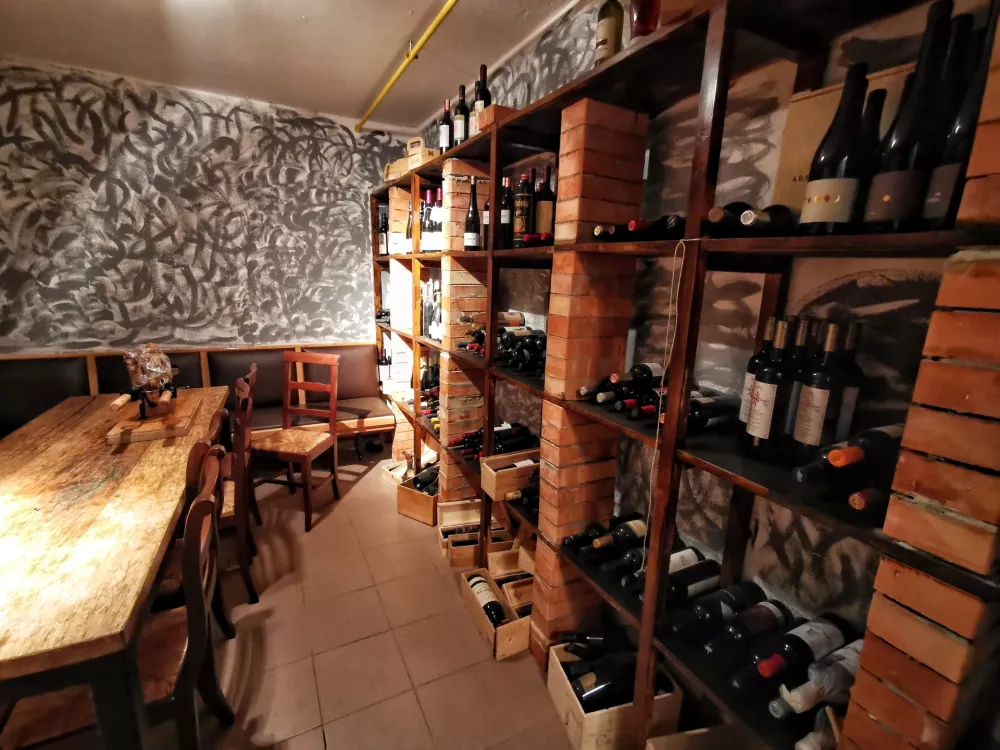 Gostilna Rakar (Trebnje)Ena prvih postojank dolenjskega novega vala. Pri hrani ne pretiravajo več z ustvarjalnostjo, ampak se približujejo vse popularnejši kuhinji, ki temelji na sestavinah. Koketirajo z domačimi okusi in si pomagajo s pridelki sosedov ter sorodnikov v Istri. Pet jedi z dodatkom na začetku in na koncu nas je nazadnje stalo 42 evrov. Se pa še vedno radi pohvalijo s slikovito vinsko kletjo, v kateri je marsikaj, tudi mnoga tuja vina, ki jih dobite le pri Rakarju. Če spijete preveč, so na voljo sobe po 70 evrov za dve osebi na noč. / Foto: Miha First