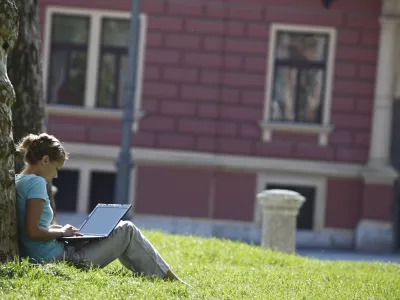 - ilustrativna fotografija - bogati - revni - Wireless - brezplačni dostop do interneta - računalništvo - prenosni računalnik - šolstvo//FOTO: Luka Cjuha