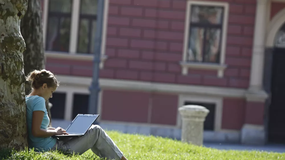 - ilustrativna fotografija - bogati - revni - Wireless - brezplačni dostop do interneta - računalništvo - prenosni računalnik - šolstvo//FOTO: Luka Cjuha