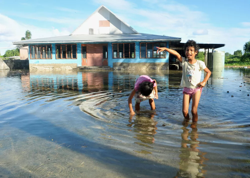 ﻿FUNAFUTI, Tuvalu - Children play at a plaza flooded with seawater in Funafuti, the capital of Tuvalu, on Jan. 30, 2014. (Kyodo)