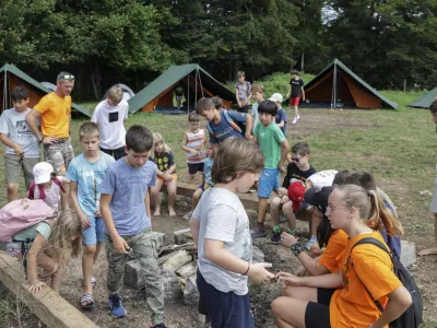 - 19.07.2023 – Ekološka kmetija Godičevo na Blokah - Šola preživetja v naravi Laris - poletni survival tabor za otroke - //FOTO: Jaka Gasar / Foto: Jaka Gasar