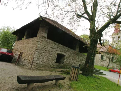 Sveti Urh, mežnarija na Urhu, med 2. svetovno vojno domobranska kasarna, zapor in mučilnica, cerkev, neznanci odstranili spominski plošči, // Foto. Bojan Velikonja