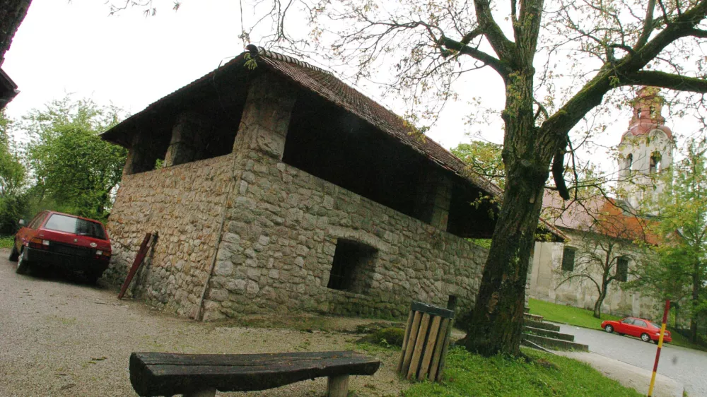 Sveti Urh, mežnarija na Urhu, med 2. svetovno vojno domobranska kasarna, zapor in mučilnica, cerkev, neznanci odstranili spominski plošči, // Foto. Bojan Velikonja