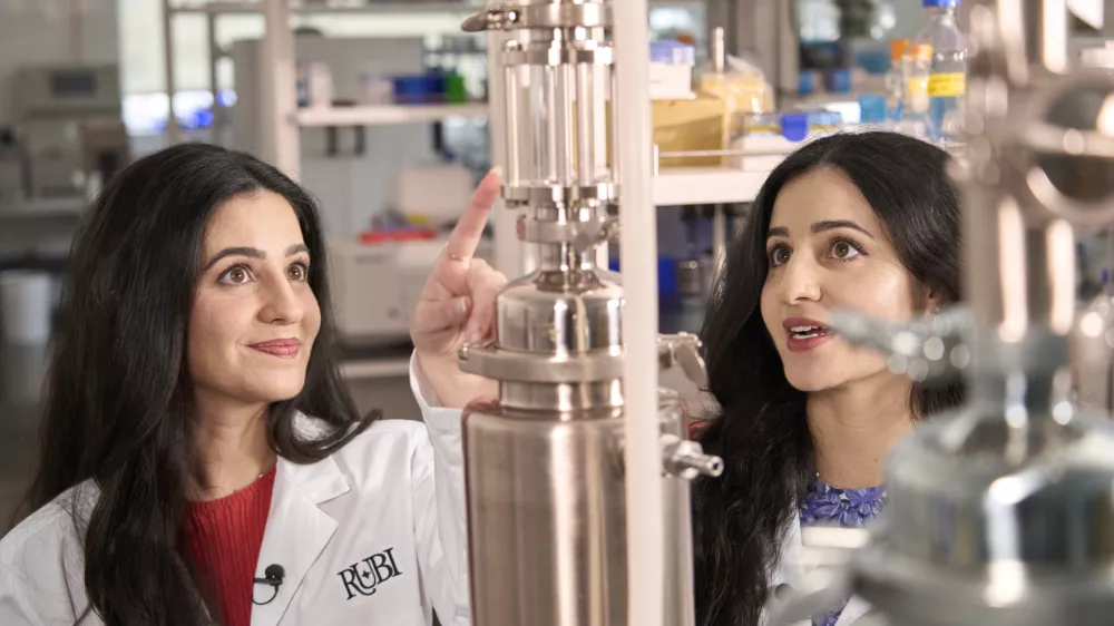 Neeka Mashouf and Leila Mashouf (US), Tomorrow Shapers of the Young Inventors Prize 2025A process that transforms industrial CO2 emissions into biodegradable cellulose, offering a sustainable manufacturing solution for multiple industries, invention of Neeka Mashouf and Leila Mashouf (USA), Tomorrow Shapers of the Young Inventors Prize 2025 / Foto: Epo