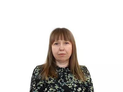 Nina KnavsZA ONLINE - Redakcija Dnevnik 2024 - portreti za komentarje in kolumne - kolumnisti - komentatorji – novinarji - portret //FOTO: Luka Cjuha / Foto: Luka Cjuha