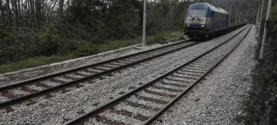 ﻿- podjetje Tegrad, gradnja železnic - železniški odsek med Postojno in Pivko - sanacija železniške infrastrukture - popravilo vozne mreže za napajanje električnih vlakov - železnice - železniška proga - Drugi Tir - simbolična fotografija- 01.10.2014 - odpravljanje posledic po ledeni ujmi - sanacija po žledolomu - žledolom - ledena ujma -  ///FOTO: Luka CjuhaOPOMBA: ZA OBJAVO V PRILOGI – DNEVNIKOV OBJEKTIV - REPORTAŽA 2014.