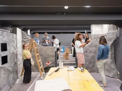 V tem sklopu bo na ogled ekološka umetniška instalacija, za katero so uporabili smeti iz pred kratkim očiščenega kraškega brezna. F Valter Leban