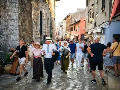 La Mula de Parenzo je interpretativni sprehodi med gledališčem, glasbo in zgodbami. F TZ Poreč