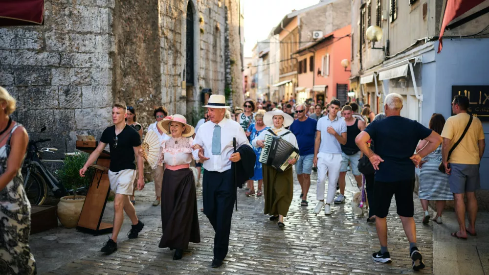 La Mula de Parenzo je interpretativni sprehodi med gledališčem, glasbo in zgodbami. F TZ Poreč