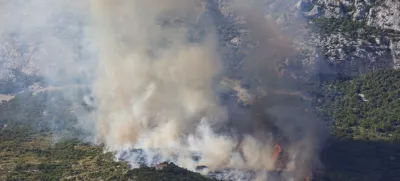 Požar je zajel makijo in drugo rastlinje. Foto: Facebook