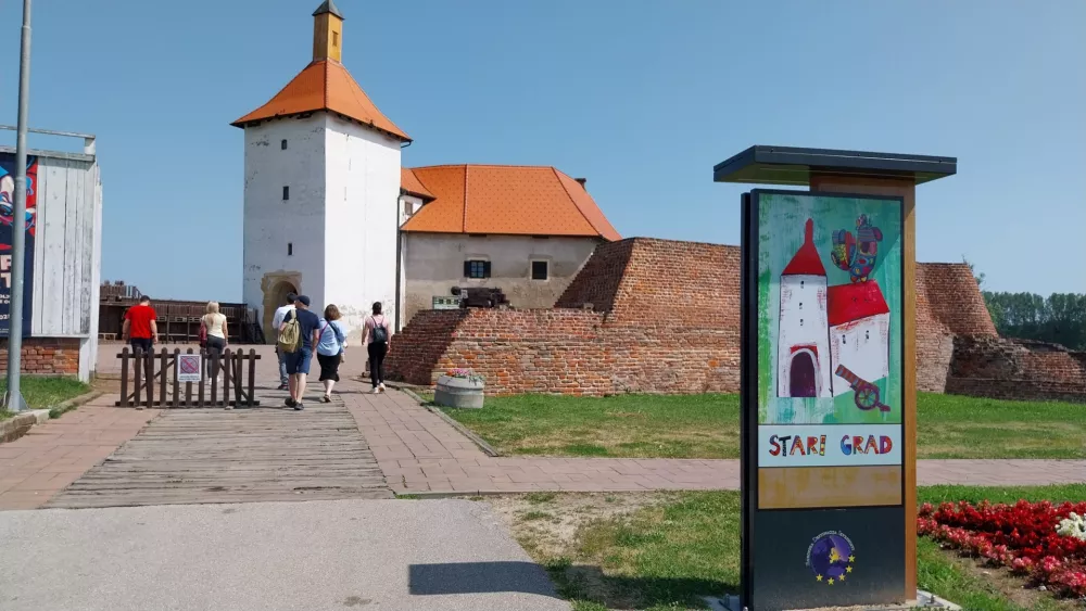 V gradu, ki je v osnovi iz 14. stoletja, je stalna zgodovinska zbirka ter razstava doniranih del iz zbirke znanega hrvaškega slikarja Ivana Lackovića Croate.