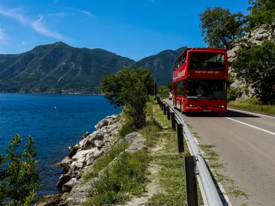 - Na poti od Herceg Novog do Svetog Štefana.- Cesta ob obali v okolici Kotorja.- Boka Kotorska, Črna Gora- Turistični avtobus, turizem- 28.05.2025. - Reportaža o Jadranski magistrali ob 60. obletnici izgradnje in 70. obletnici začetka gradnje.- Jadranska magistrala, cesta, hrvaška obala.OPOMBA: ZA OBJAVO V OBJEKTIVU!//FOTO: Bojan Velikonja