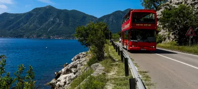 - Na poti od Herceg Novog do Svetog Štefana.- Cesta ob obali v okolici Kotorja.- Boka Kotorska, Črna Gora- Turistični avtobus, turizem- 28.05.2025. - Reportaža o Jadranski magistrali ob 60. obletnici izgradnje in 70. obletnici začetka gradnje.- Jadranska magistrala, cesta, hrvaška obala.OPOMBA: ZA OBJAVO V OBJEKTIVU!//FOTO: Bojan Velikonja