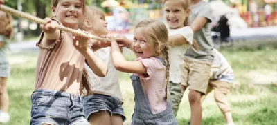 Group of kids playing tug of war / Foto: Gpointstudio