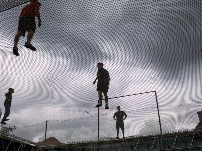 - Simbolična fotografija, medsebojni odnosi, ljudje v zraku, psihologija- 26.04.2024. Priprava trampolina nad Ljubljanico ob Novem trgu za prireditev Odbito na Ljubljanici. //FOTO: Bojan Velikonja