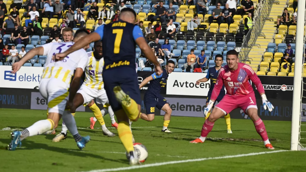 Aljoša MatkoAžbe Jug18.09.2024 Prva slovenska nogometna liga, Prva liga Telemach: PLT, Celje - Maribor, zaostala tekma 2. kroga FOTO: Nik Erik Neubauer