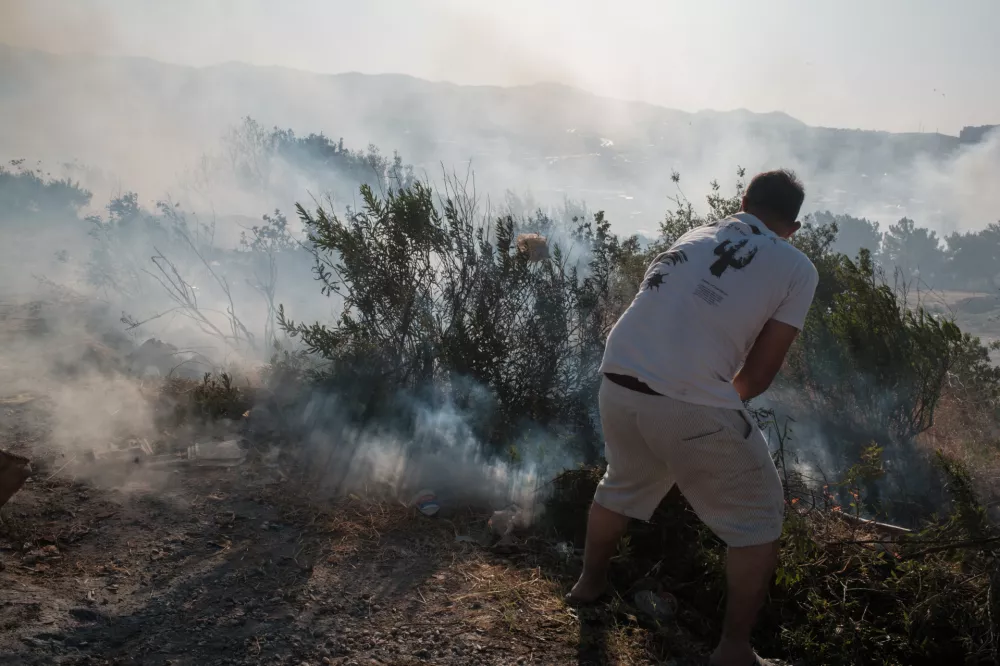 29 June 2025, Turkey, Izmir: People fight the flames as wildfires spread across Izmir, reaching the central district of Gaziemir. Photo: Murat Kocabas/SOPA Images via ZUMA Press Wire/dpa