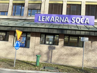 ﻿Lekarna URI Soča, Univerzitetni rehabilitacijski inštitut, Linhartova 51 v Ljubljani  - 28.11.2013 - protest lekarn - Večina lekarn po Sloveniji za eno uro protestno zaprla svoja vrata zaradi nespoštovanja zakona o lekarniški dejavnosti, pri čemer v Lekarniški zbornici Slovenije izpostavljajo primer v Postojni, kjer Lekarna Ljubljana odpira svojo enoto.//FOTO: Luka Cjuha