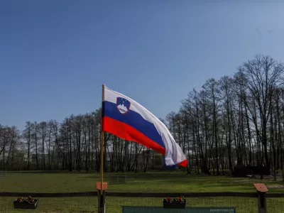 slovenska zastava12.04.2025 - Ovčarska Spring Trial 2025 – Mednarodna tekma v pašnji ovac v Sloveniji - Klub pašnih psov Slovenije - pasma Border CollieFoto: Luka Cjuha