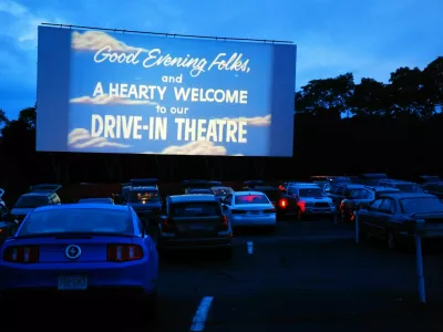Wellfleet, MA, USA July 8, 2009 The Wellfleet Drive In welcomes its guests to their outdoor theater before the start of their feature movie / Foto: Kirkikis