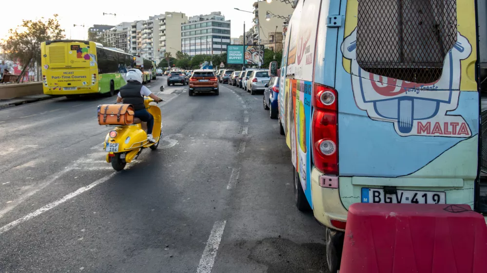 Na otoku je zelo veliko avtomobilov, avtobusi niso zanesljivi, kolesarjev pa skoraj ni. / Foto: iStock