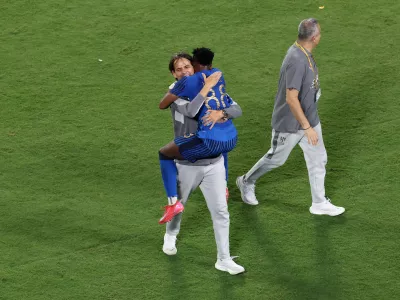 Soccer Football - FIFA Club World Cup - Round of 16 - Manchester City v Al Hilal - Camping World Stadium, Orlando, Florida, U.S. - June 30, 2025 Al Hilal coach Simone Inzaghi and Hamad Al Yami celebrate after Marcos Leonardo scores their fourth goal REUTERS/Hannah Mckay