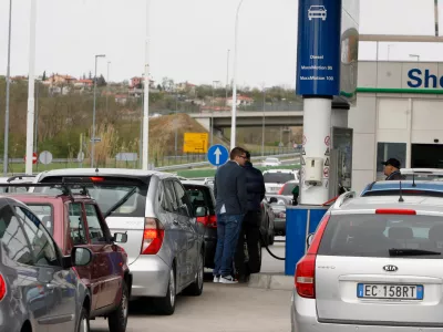 OMV bencinski servis ŠkofijeGužva na črpalki, ki jo povzročajo italijanski vozniki zaradi cenejšega goriva.//foto: Bojan Velikonja