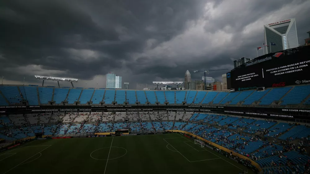 Soccer Football - FIFA Club World Cup - Round of 16 - Benfica v Chelsea - Bank of America Stadium, Charlotte, North Carolina, U.S. - June 28, 2025 General view inside the stadium after referee Slavko Vincic signals a weather delay to the match REUTERS/Mike Segar   TPX IMAGES OF THE DAY