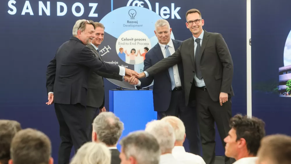 - Robert Golob, Predsednik RS,- Richard Saynor, izvršni direktor Sandoz,- Glenn A. Gerecke, direktor proizvodnje Sandoz,- Gregor Makuc, glavni izvršni direktor Leka,- 01.07.2025. - Simbolična položitev temeljnega kamna za 400-milijonsko naložbo družbe Lek Sandoz v obrat za proizvodnjo podobnih bioloških zdravil.//FOTO: Bojan Velikonja