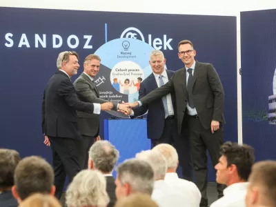 - Robert Golob, Predsednik RS,- Richard Saynor, izvršni direktor Sandoz,- Glenn A. Gerecke, direktor proizvodnje Sandoz,- Gregor Makuc, glavni izvršni direktor Leka,- 01.07.2025. - Simbolična položitev temeljnega kamna za 400-milijonsko naložbo družbe Lek Sandoz v obrat za proizvodnjo podobnih bioloških zdravil.//FOTO: Bojan Velikonja