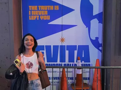 Rachel Zegler s petjem množice privablja tudi na ulico pred gledališčem. F instagram