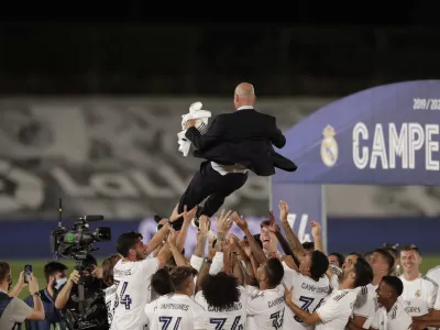 ﻿Real Madrid's players throw on the air their head coach Zinedine Zidane, as they celebrate after winning the Spanish La Liga 2019-2020 following a soccer match between Real Madrid and Villareal at the Alfredo di Stefano stadium in Madrid, Spain, Thursday, July 16, 2020. (AP Photo/Bernat Armangue) / Foto: Bernat Armangue