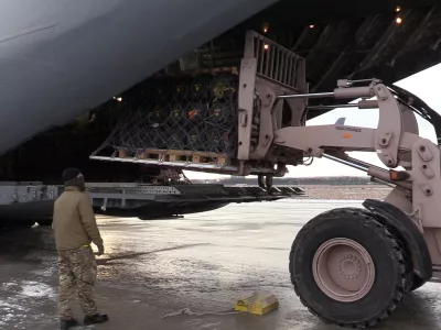 ﻿Ukrainian service members unload anti-tank weapons supplied by Britain at the Boryspil airport outside Kyiv, Ukraine January 18, 2022. Picture taken January 18, 2022. Ukrainian Defence Ministry/Handout via REUTERS ATTENTION EDITORS - THIS IMAGE WAS PROVIDED BY A THIRD PARTY.