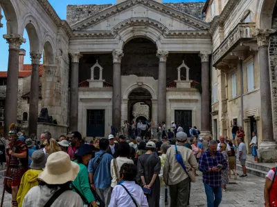 - Trg pred Dioklecijanovo palačo v Splitu.- Turizem, turisti, množični turizem,- Hrvaška,- 27.05.2025. - Reportaža o Jadranski magistrali ob 60. obletnici izgradnje in 70. obletnici začetka gradnje.- Jadranska magistrala, cesta, hrvaška obala.OPOMBA: ZA OBJAVO V OBJEKTIVU!//FOTO: Bojan Velikonja