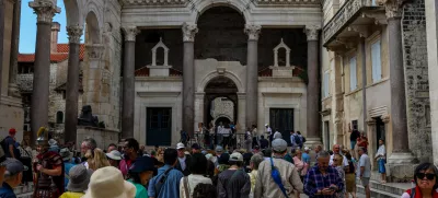 - Trg pred Dioklecijanovo palačo v Splitu.- Turizem, turisti, množični turizem,- Hrvaška,- 27.05.2025. - Reportaža o Jadranski magistrali ob 60. obletnici izgradnje in 70. obletnici začetka gradnje.- Jadranska magistrala, cesta, hrvaška obala.OPOMBA: ZA OBJAVO V OBJEKTIVU!//FOTO: Bojan Velikonja